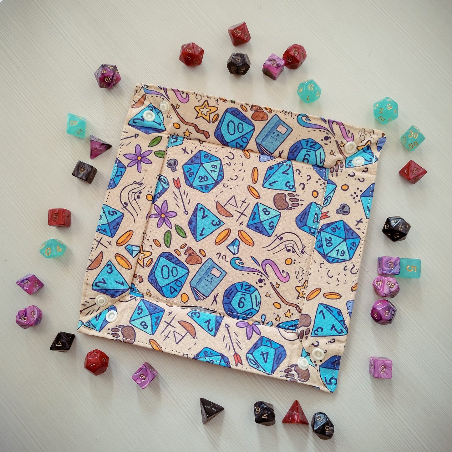 Vassoio lancia dadi "Oggetti fantasy beige"