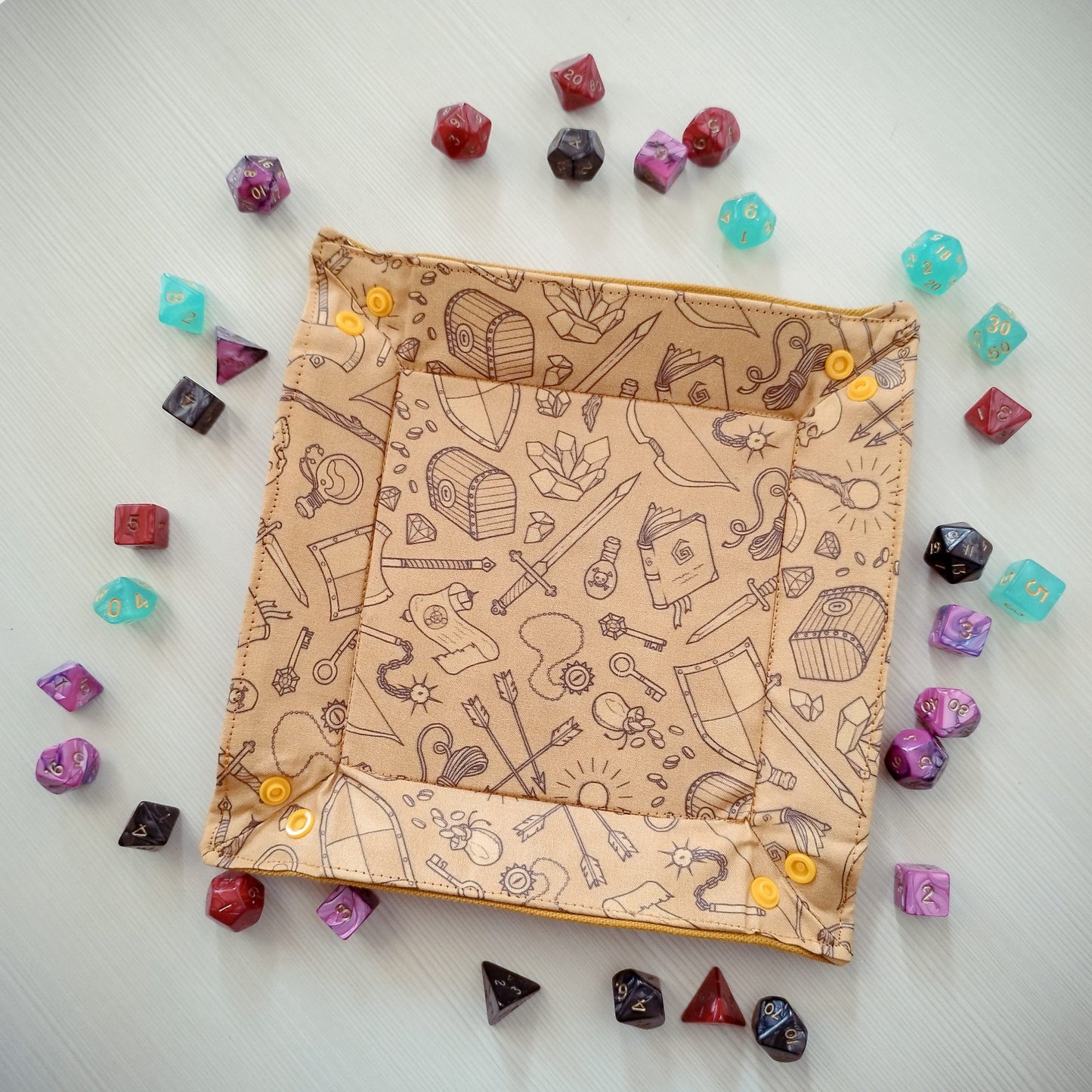 Vassoio lancia dadi "Oggetti fantasy marrone"