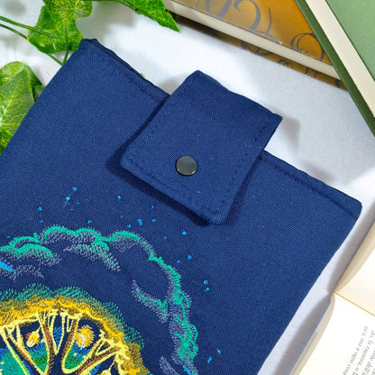 Book sleeve ricamata "Albero delle fate" | Custodia per libri e cover Kindle