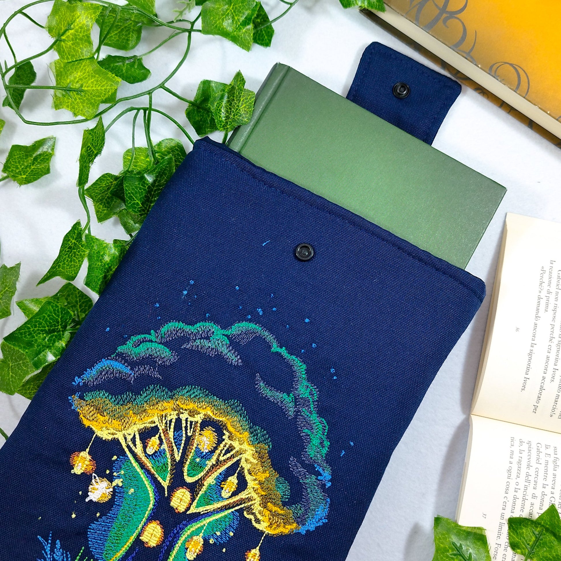 Book sleeve ricamata "Albero delle fate" | Custodia per libri e cover Kindle
