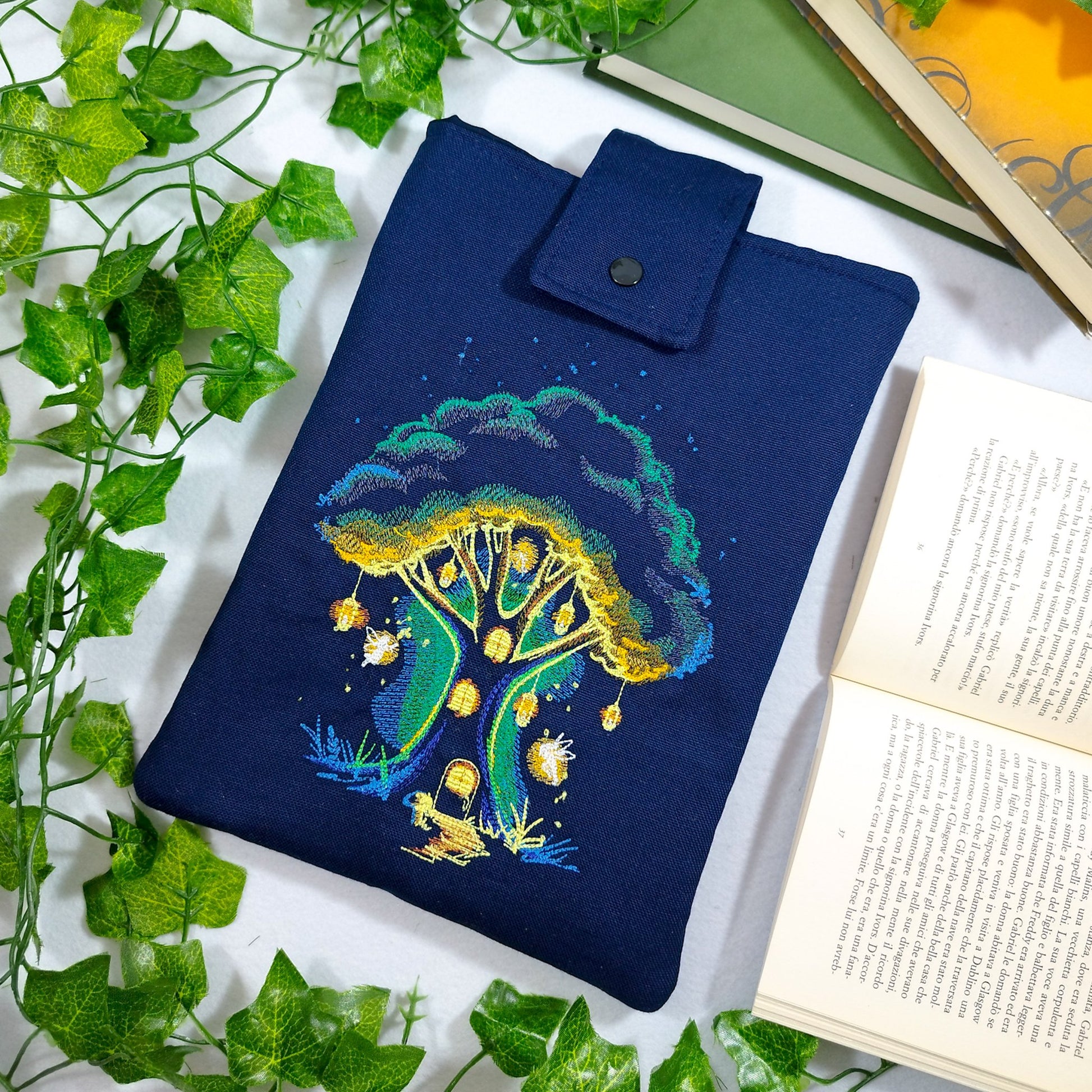 Book sleeve ricamata "Albero delle fate" | Custodia per libri e cover Kindle