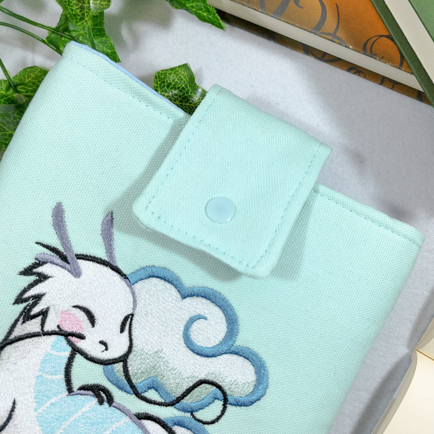 Book sleeve ricamata "Drago nuvola" | Custodia per libri e cover Kindle