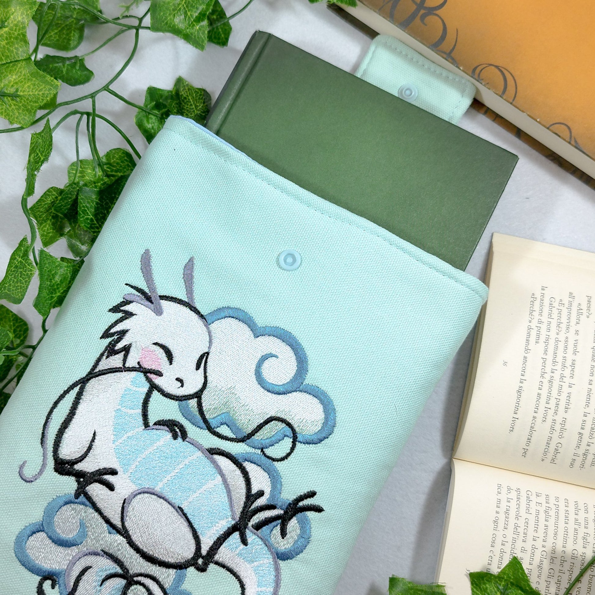 Book sleeve ricamata "Drago nuvola" | Custodia per libri e cover Kindle