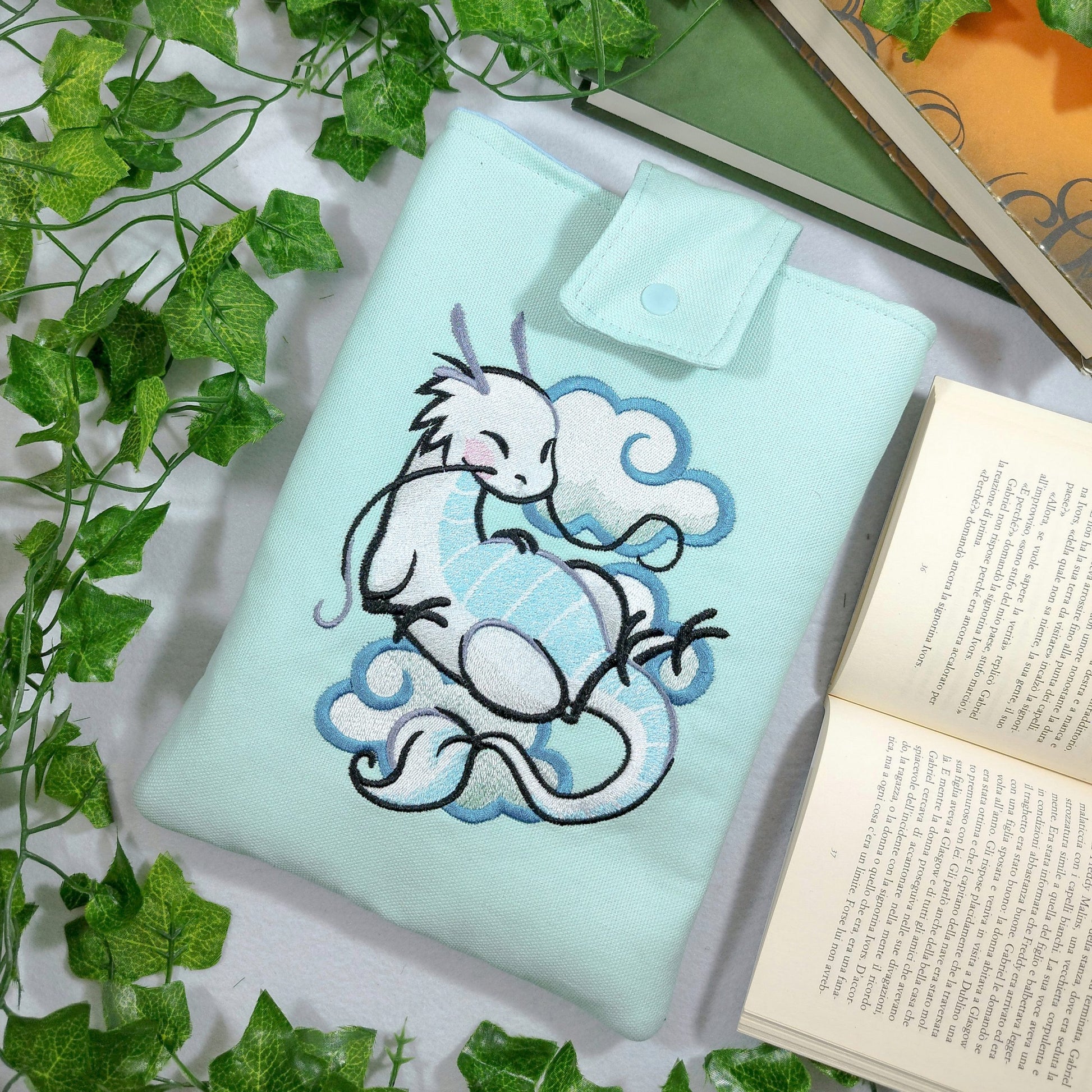 Book sleeve ricamata "Drago nuvola" | Custodia per libri e cover Kindle
