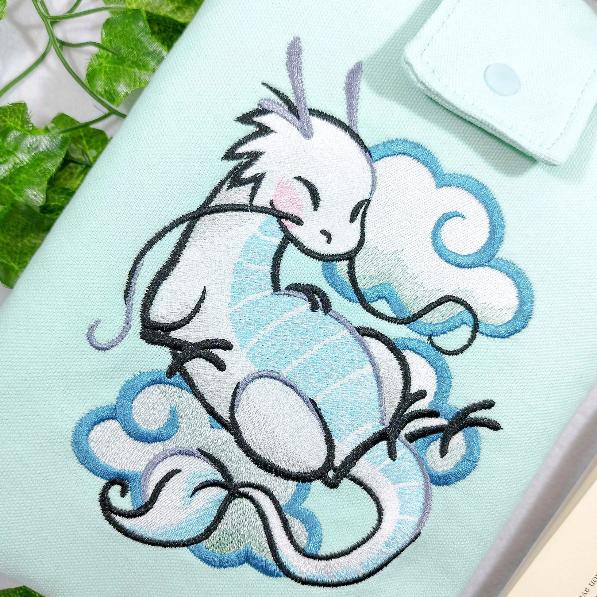Book sleeve ricamata "Drago nuvola" | Custodia per libri e cover Kindle