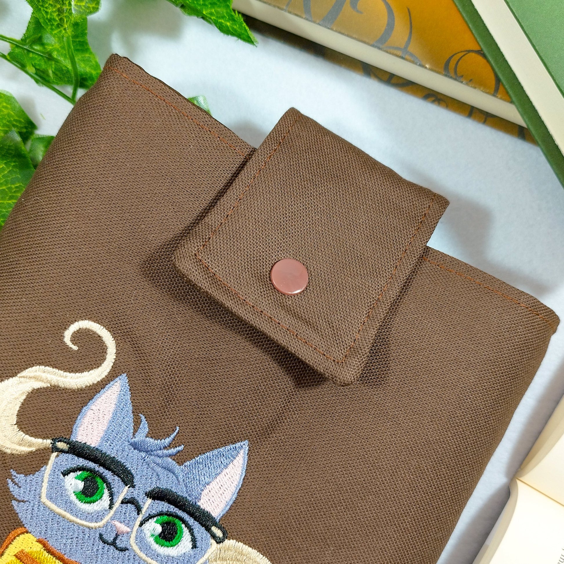 Book sleeve ricamata "Gatto e caffè cozy" | Custodia per libri e cover Kindle