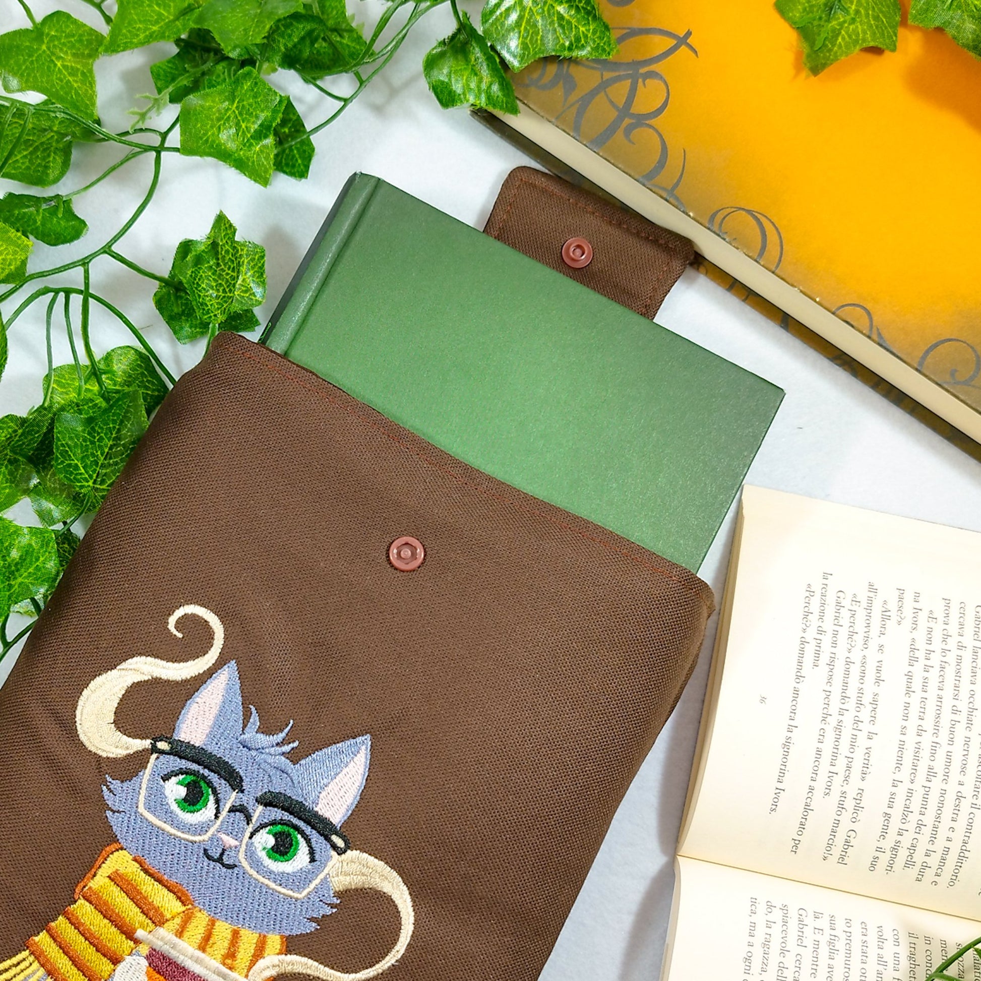Book sleeve ricamata "Gatto e caffè cozy" | Custodia per libri e cover Kindle