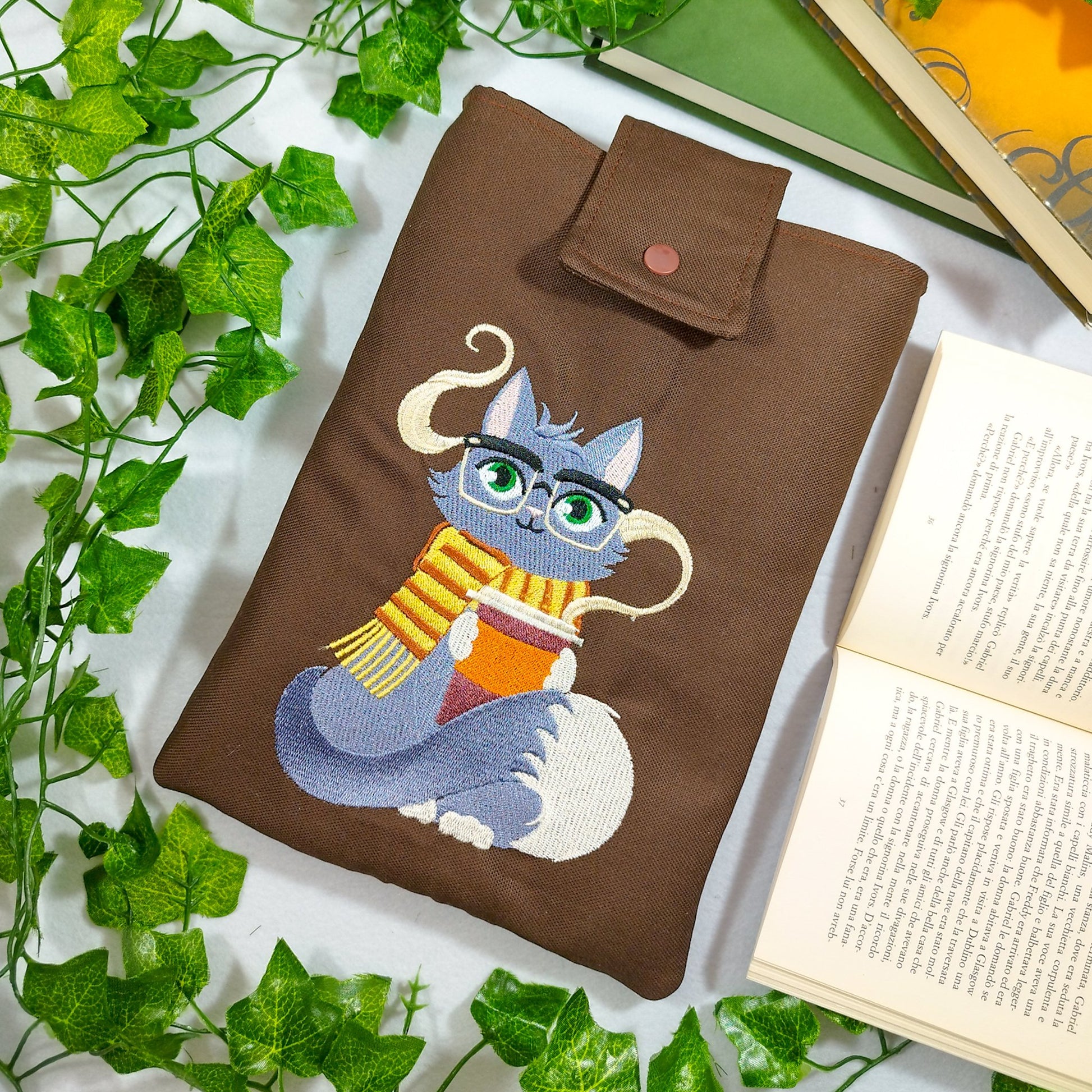 Book sleeve ricamata "Gatto e caffè cozy" | Custodia per libri e cover Kindle