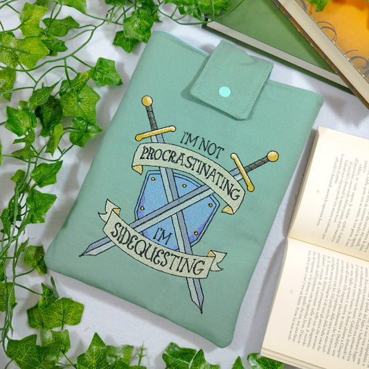 Book sleeve ricamata "I'm not procastinating" | Custodia per libri e cover Kindle
