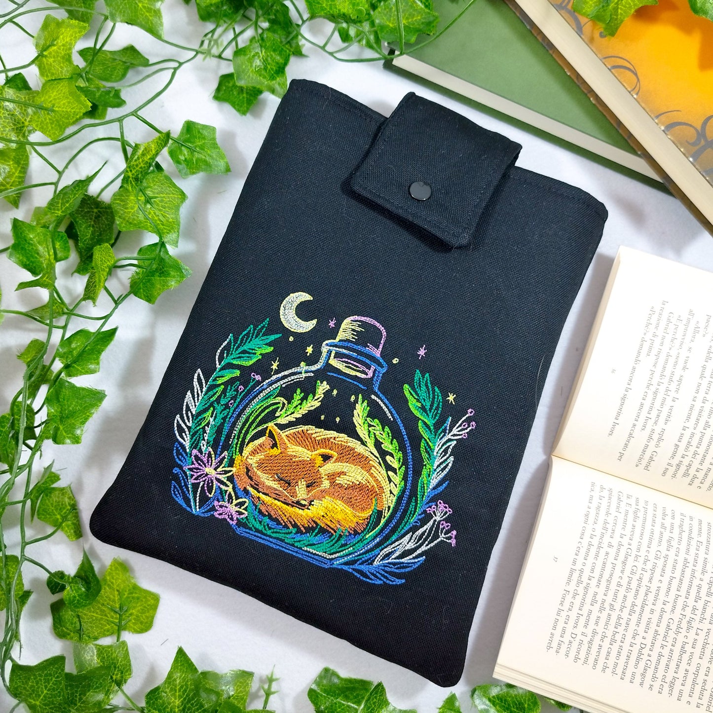Book sleeve ricamata "Volpe nell'ampolla" | Custodia per libri e cover Kindle