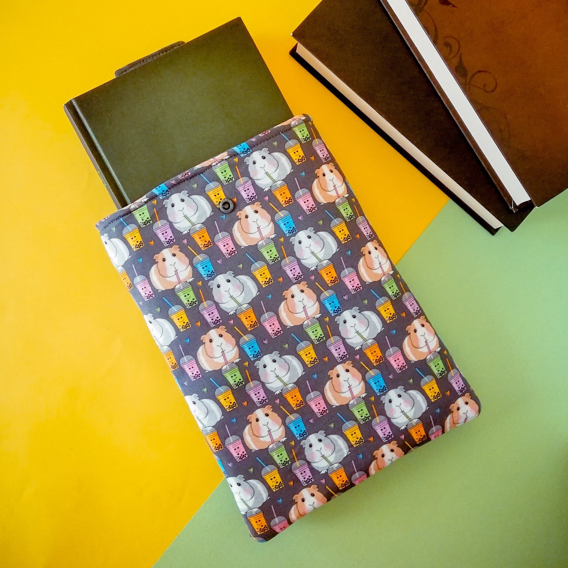 Book sleeve "Cavie e bubble tea" | Custodia per libri e cover Kindle