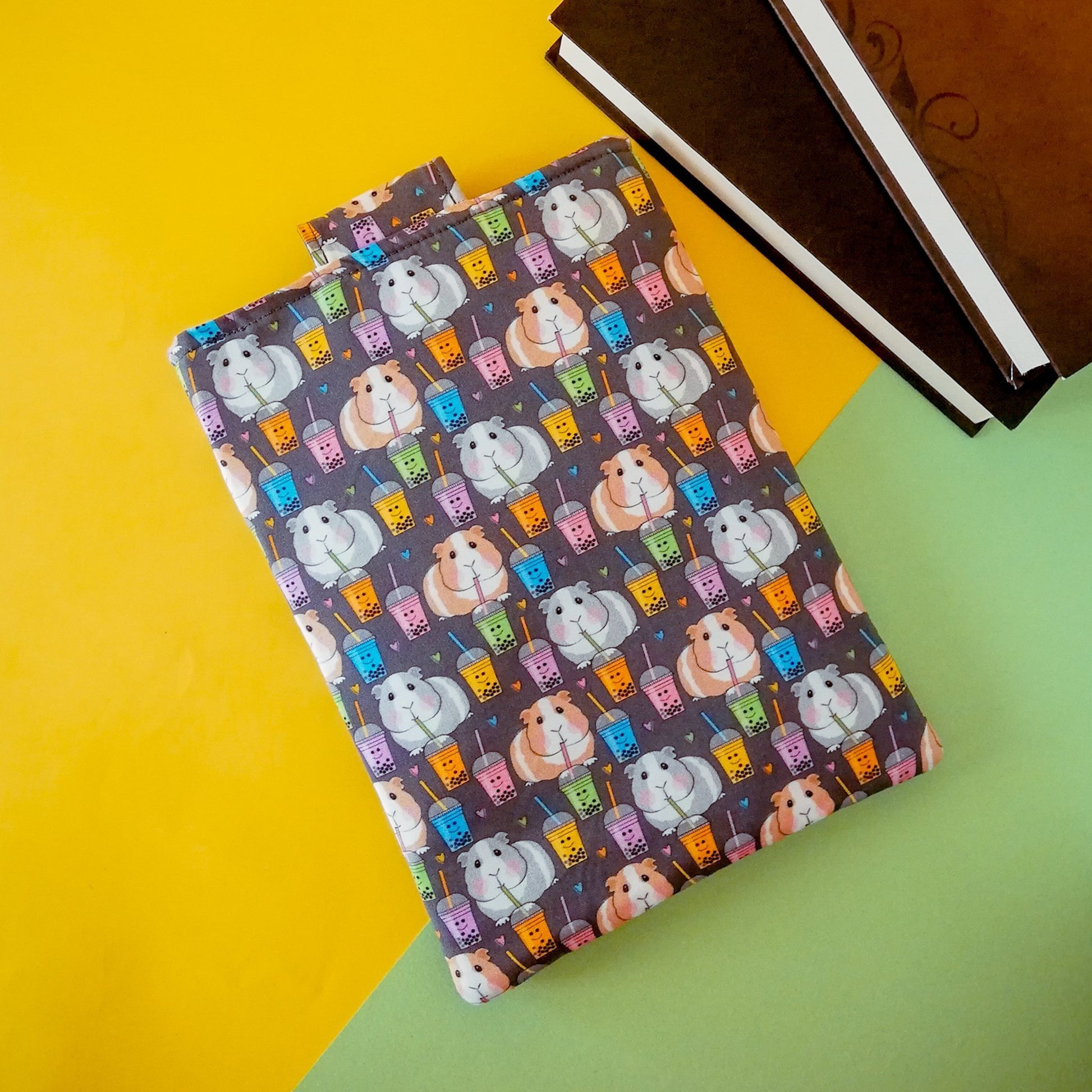 Book sleeve "Cavie e bubble tea" | Custodia per libri e cover Kindle