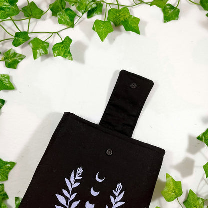 Book sleeve ricamata "Fasi lunari con foglie" | Custodia per libri e cover Kindle