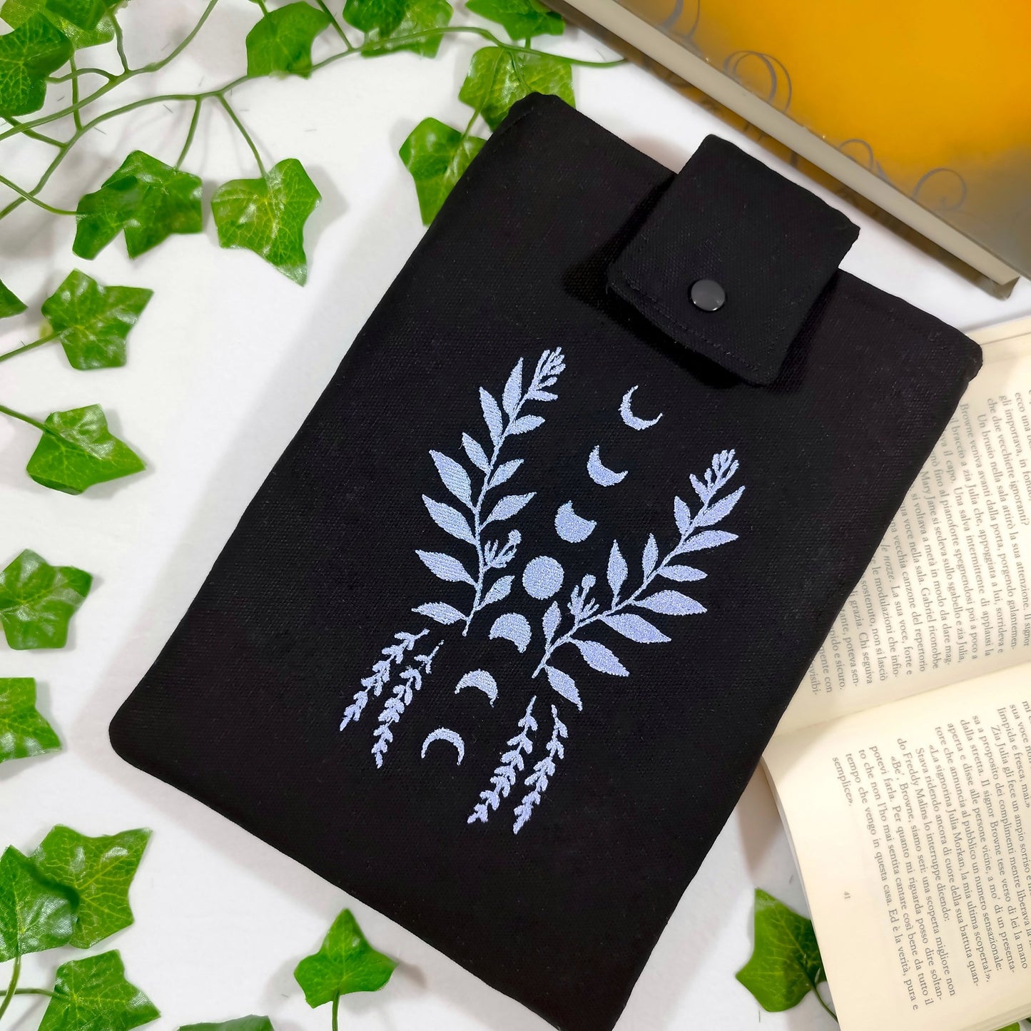 Book sleeve ricamata "Fasi lunari con foglie" | Custodia per libri e cover Kindle