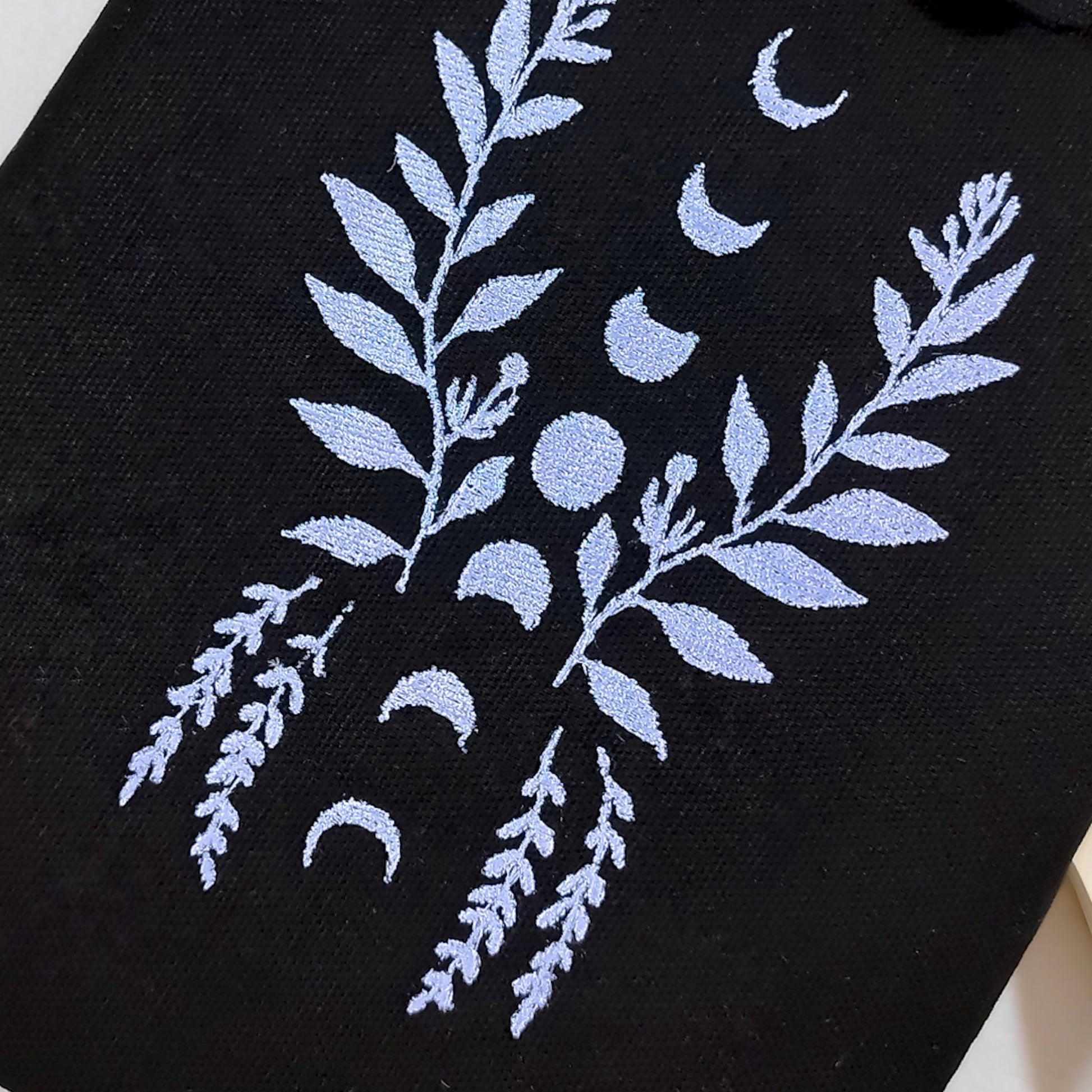 Book sleeve ricamata "Fasi lunari con foglie" | Custodia per libri e cover Kindle