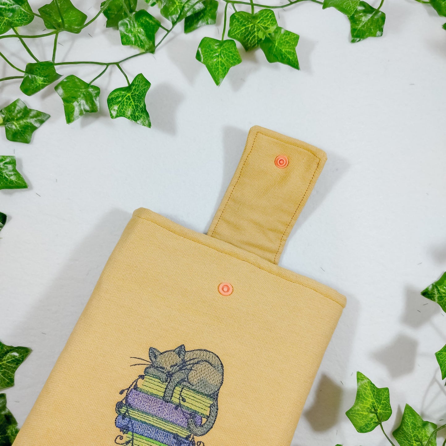 Book sleeve ricamata "Gatto che dorme sui libri" | Custodia per libri e cover Kindle