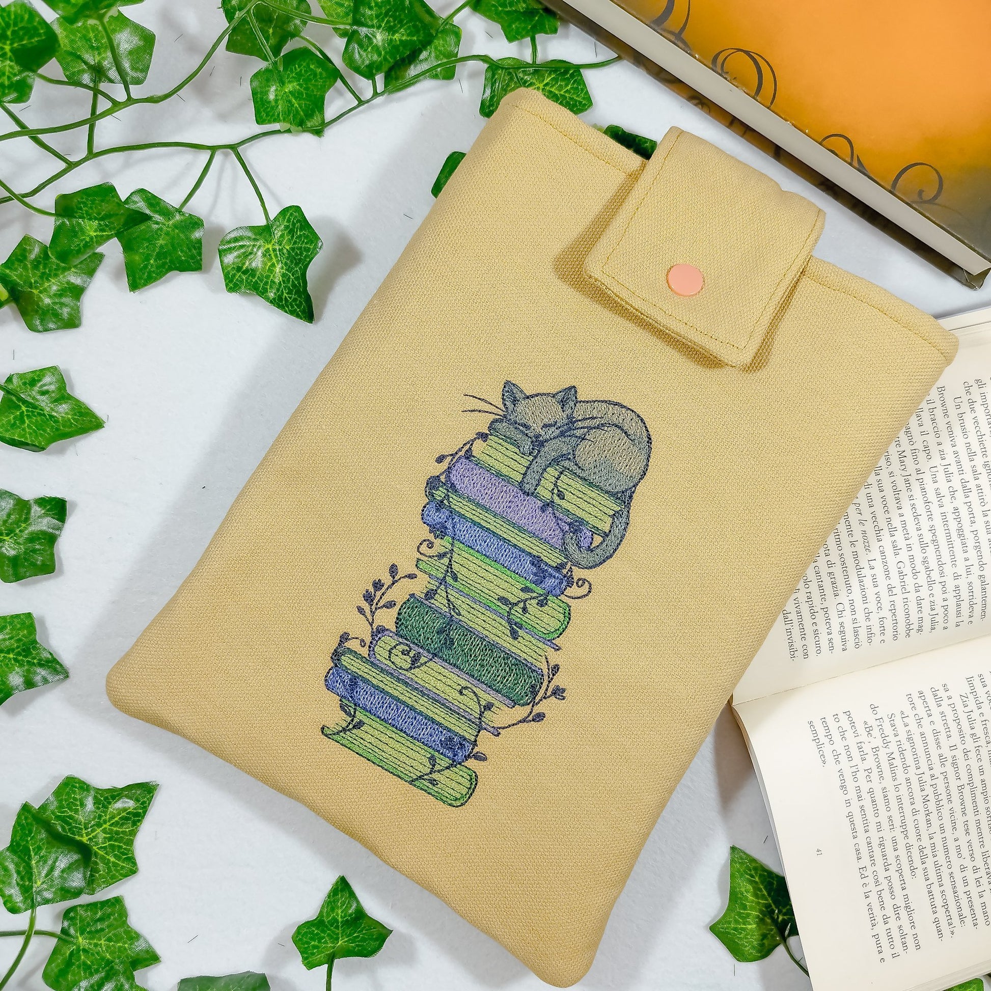 Book sleeve ricamata "Gatto che dorme sui libri" | Custodia per libri e cover Kindle