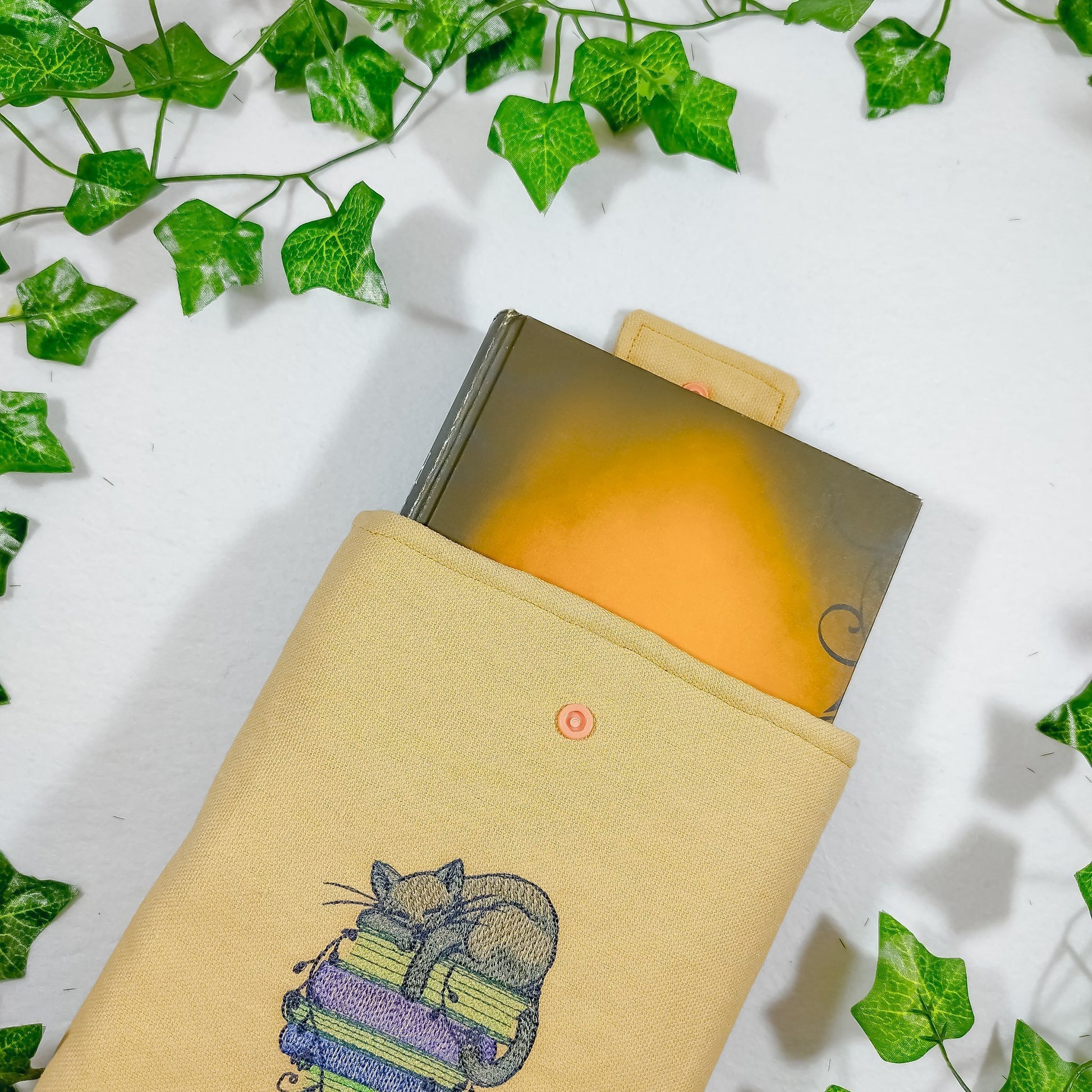 Book sleeve ricamata "Gatto che dorme sui libri" | Custodia per libri e cover Kindle