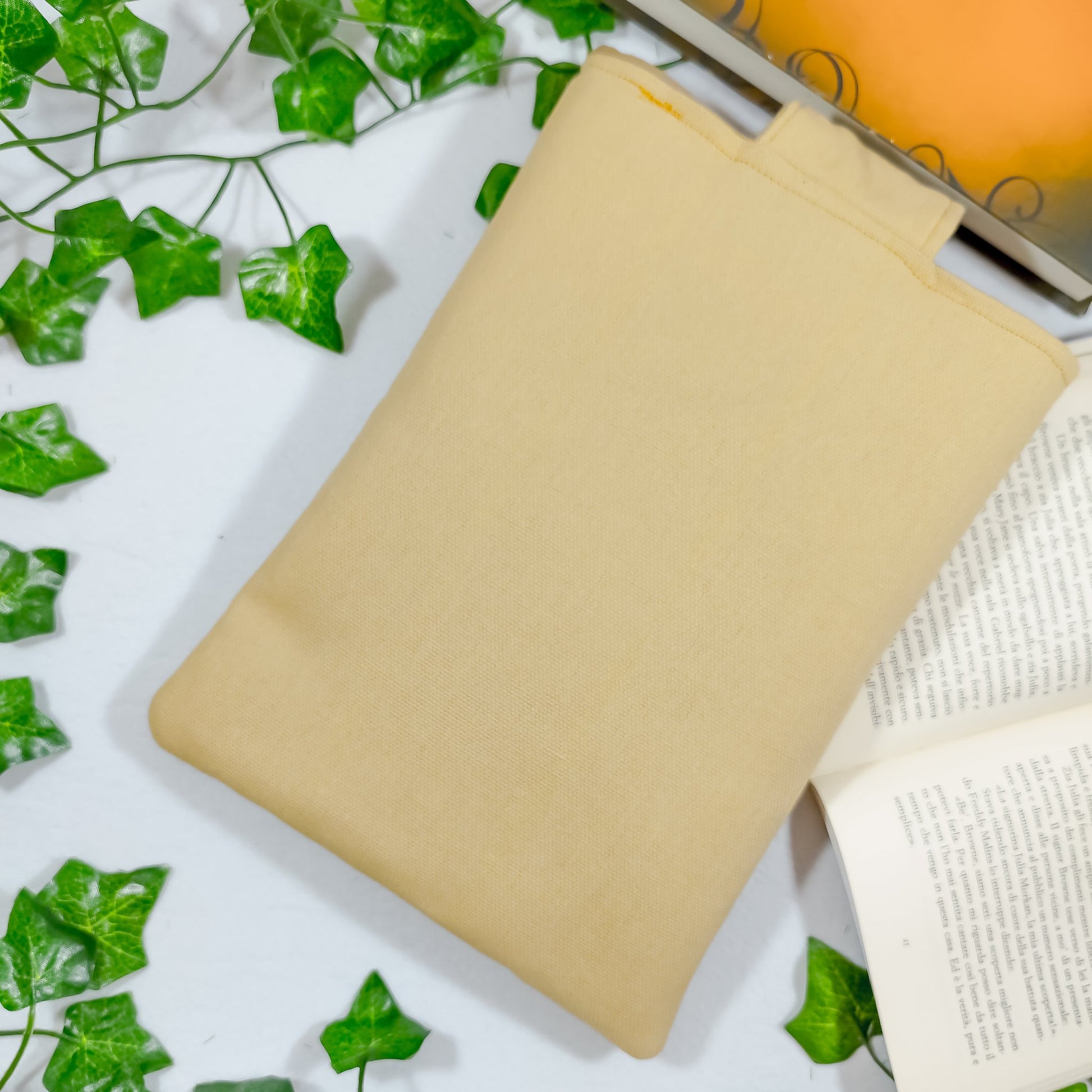 Book sleeve ricamata "Gatto che dorme sui libri" | Custodia per libri e cover Kindle