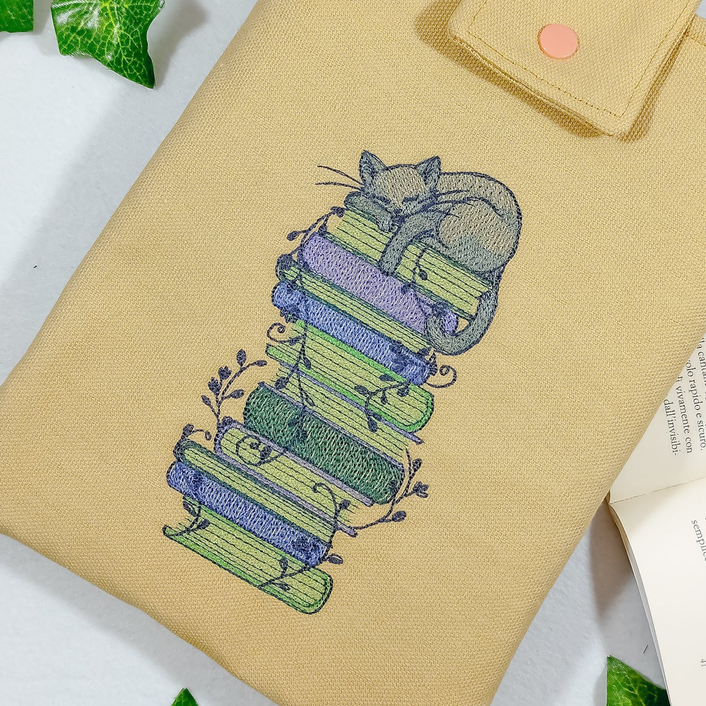 Book sleeve ricamata "Gatto che dorme sui libri" | Custodia per libri e cover Kindle