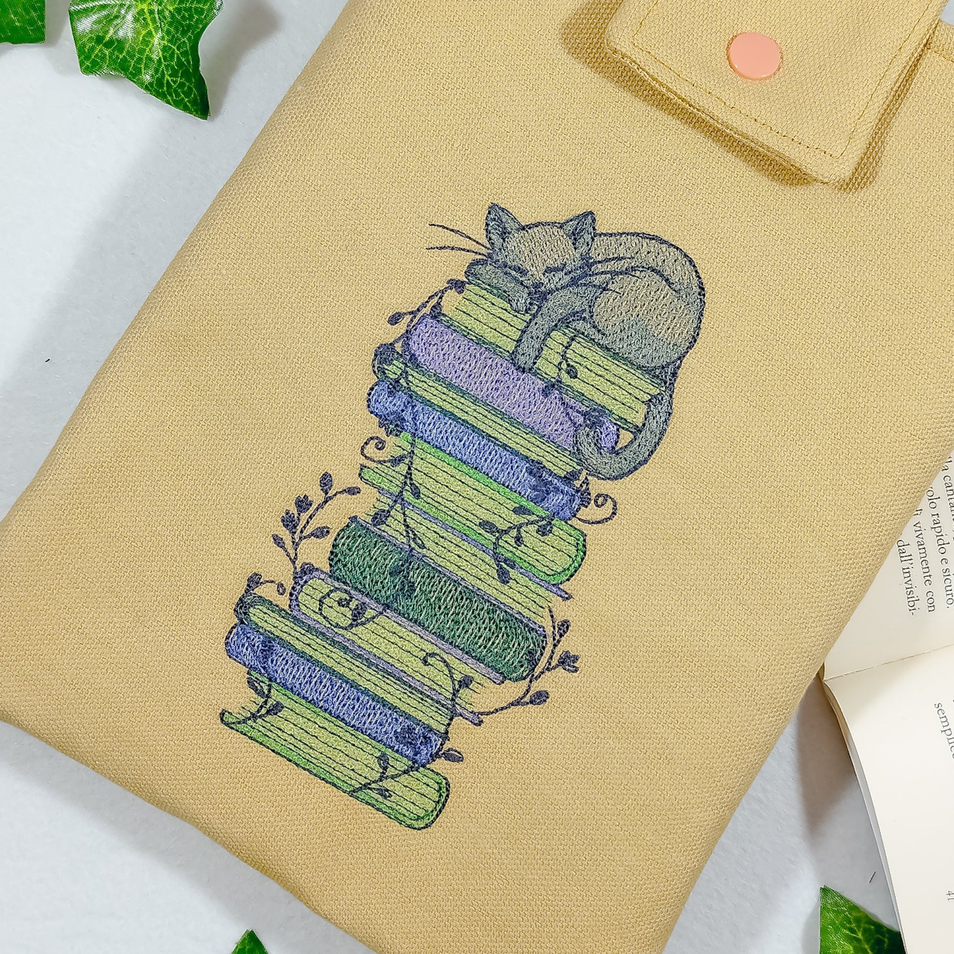 Book sleeve ricamata "Gatto che dorme sui libri" | Custodia per libri e cover Kindle