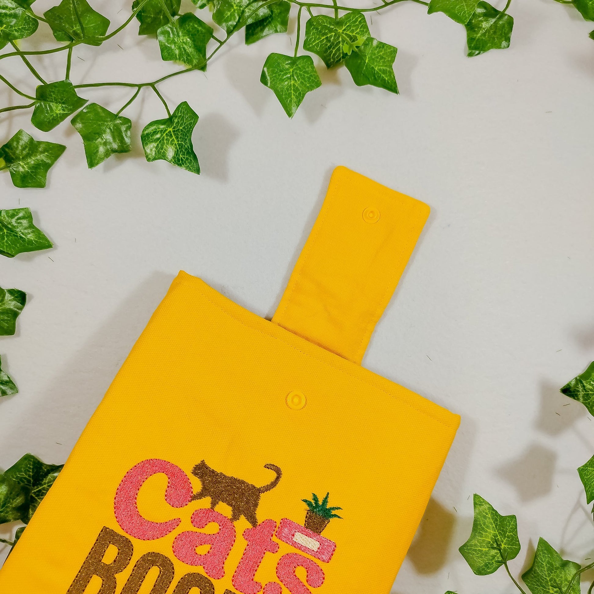 Book sleeve ricamata "Gatti libri e tè" | Custodia per libri e cover Kindle