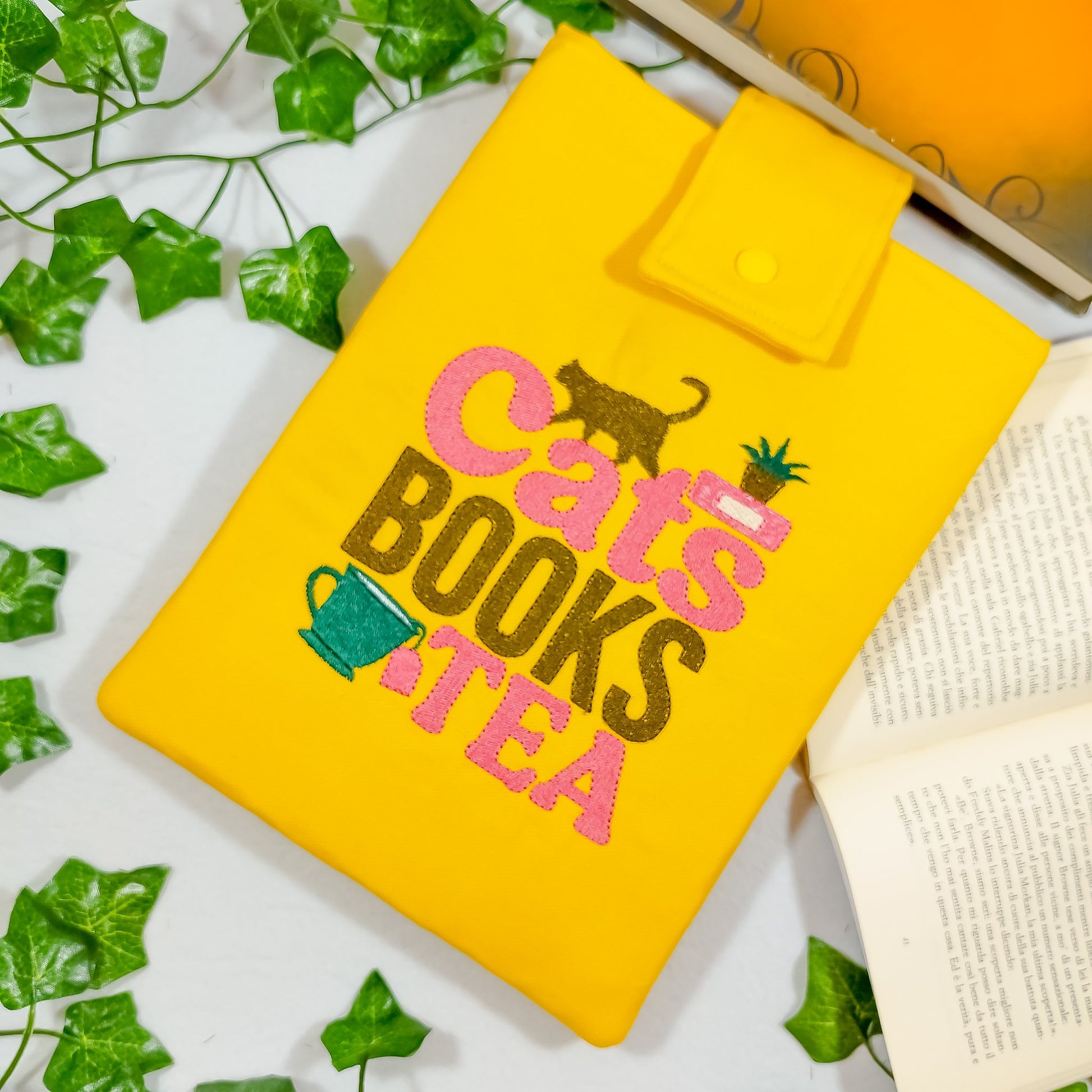 Book sleeve ricamata "Gatti libri e tè" | Custodia per libri e cover Kindle