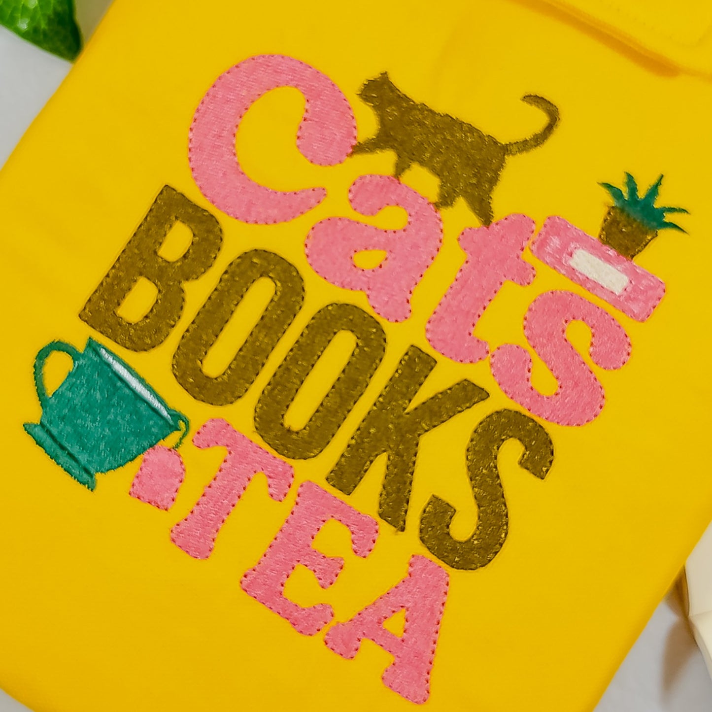 Book sleeve ricamata "Gatti libri e tè" | Custodia per libri e cover Kindle