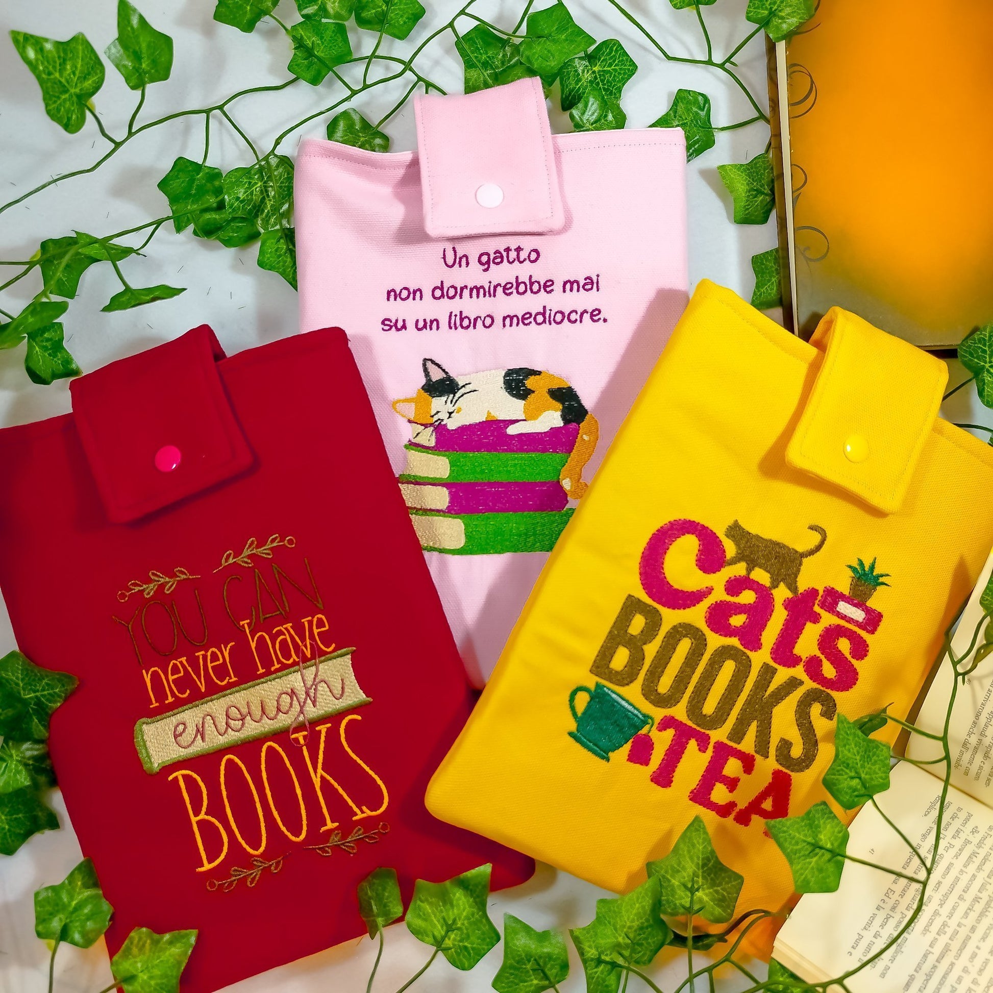 Book sleeve ricamata "Gatti libri e tè" | Custodia per libri e cover Kindle