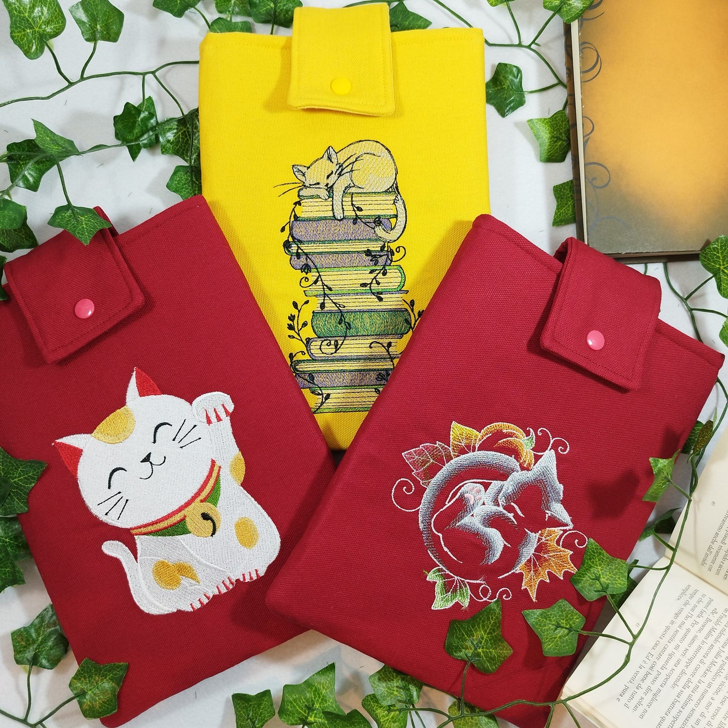 Book sleeve ricamata "Gatto che dorme sui libri" | Custodia per libri e cover Kindle