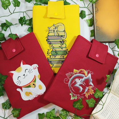 Book sleeve ricamata "Gatto che dorme sui libri" | Custodia per libri e cover Kindle