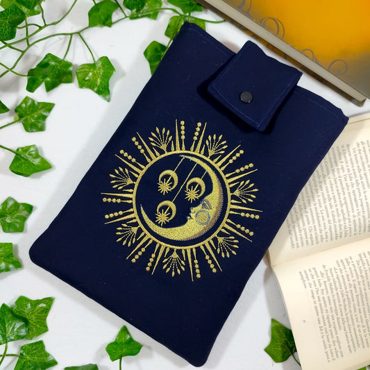 Book sleeve ricamata "Luna e stelle" | Custodia per libri e cover Kindle
