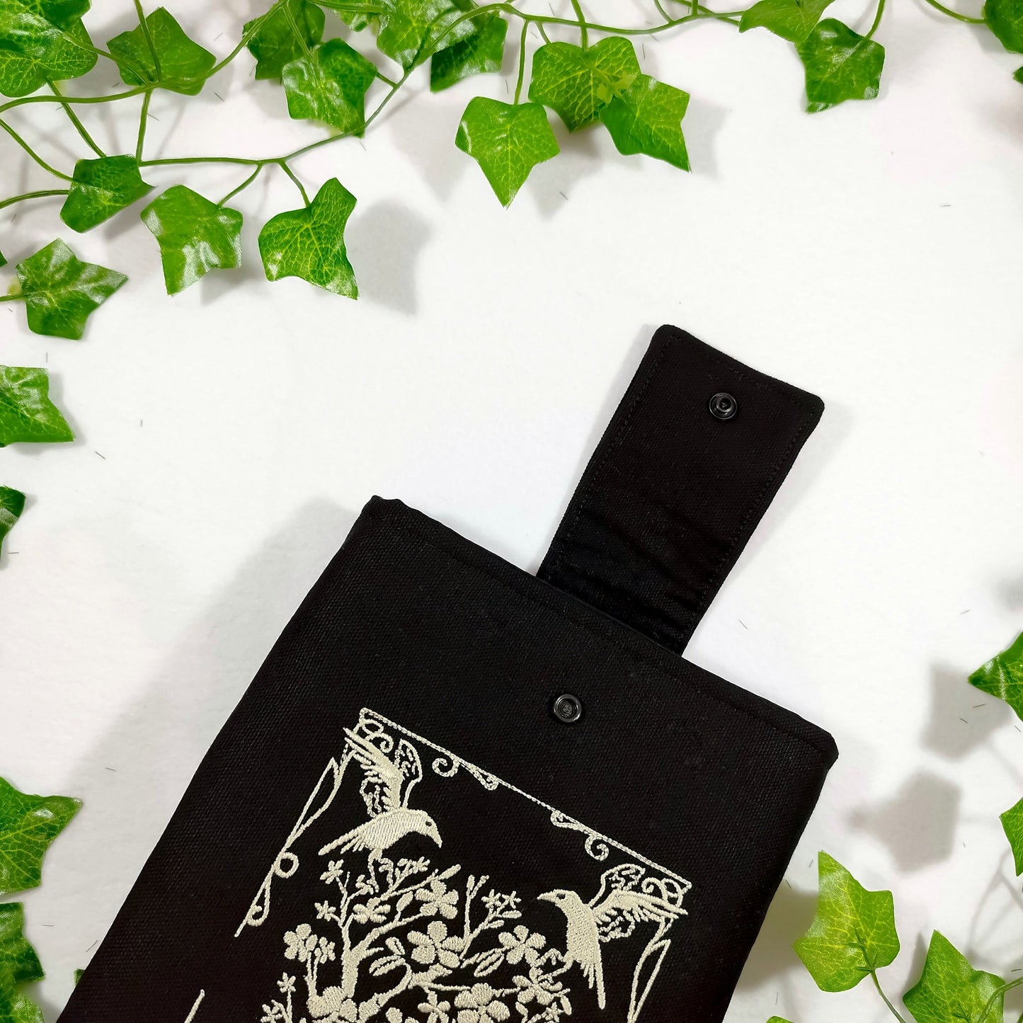 Book sleeve ricamata "Volpi e corvi" | Custodia per libri e cover Kindle