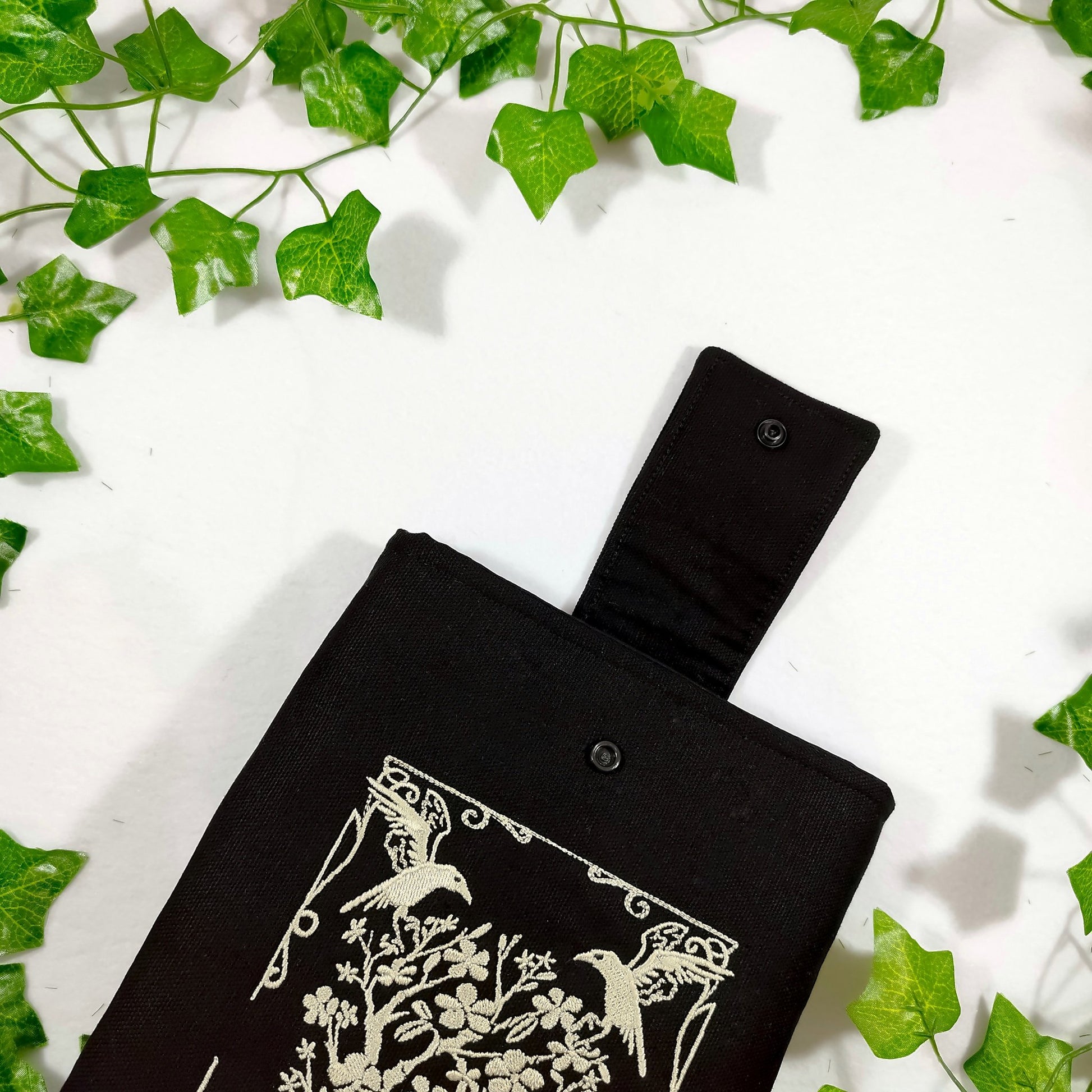 Book sleeve ricamata "Volpi e corvi" | Custodia per libri e cover Kindle
