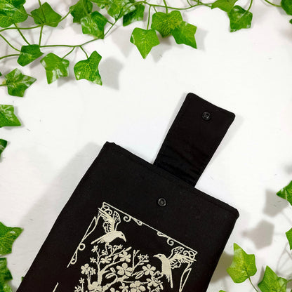 Book sleeve ricamata "Volpi e corvi" | Custodia per libri e cover Kindle