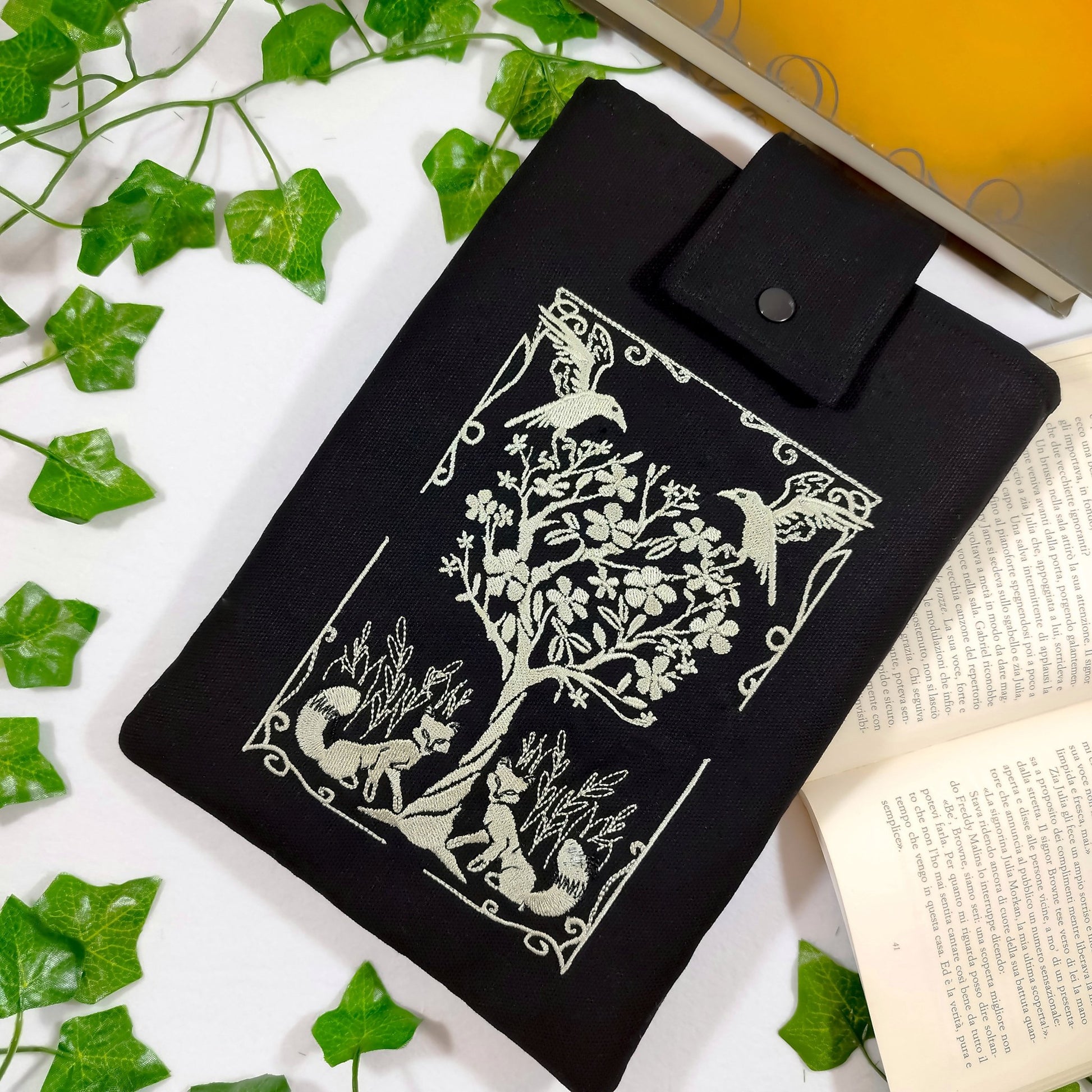 Book sleeve ricamata "Volpi e corvi" | Custodia per libri e cover Kindle