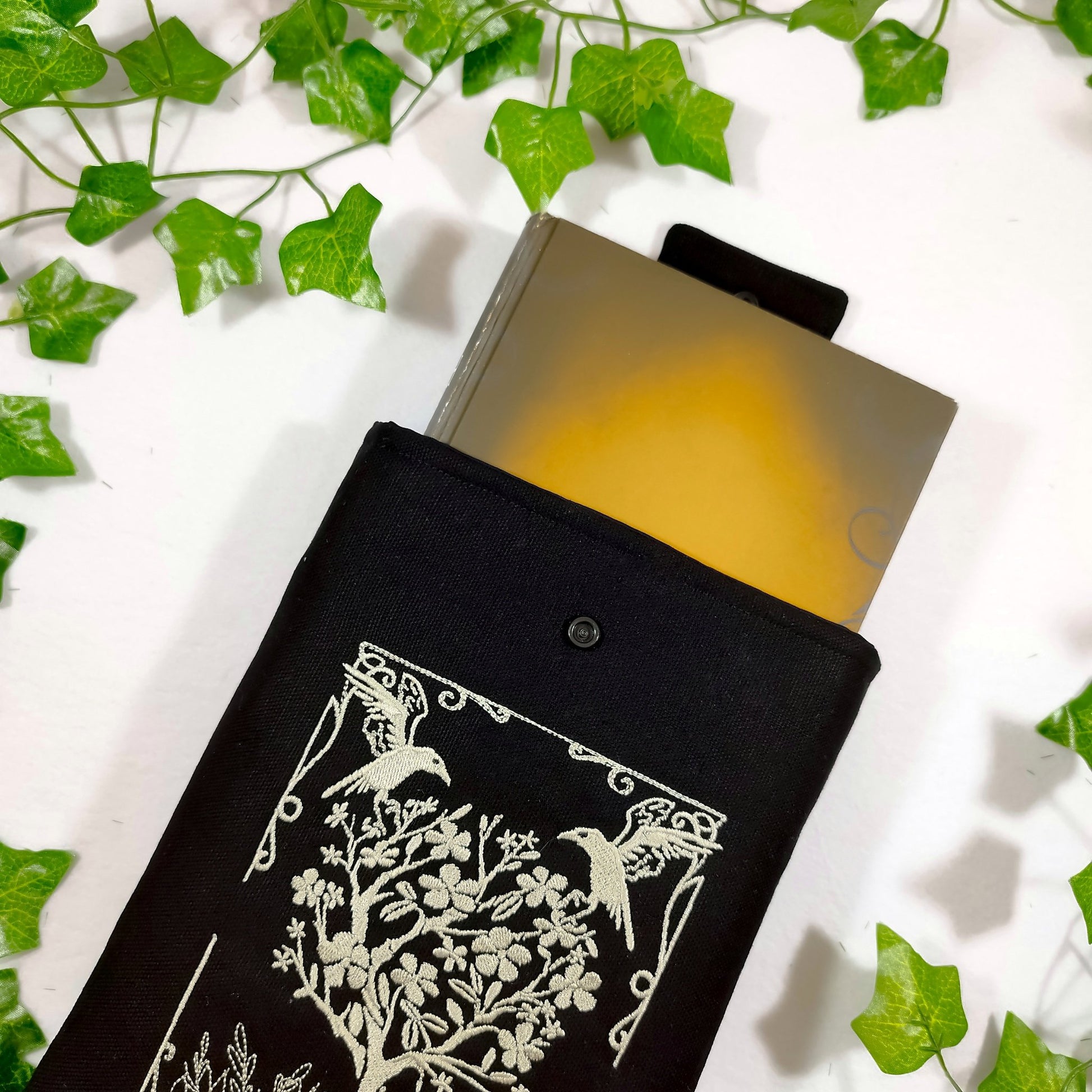Book sleeve ricamata "Volpi e corvi" | Custodia per libri e cover Kindle