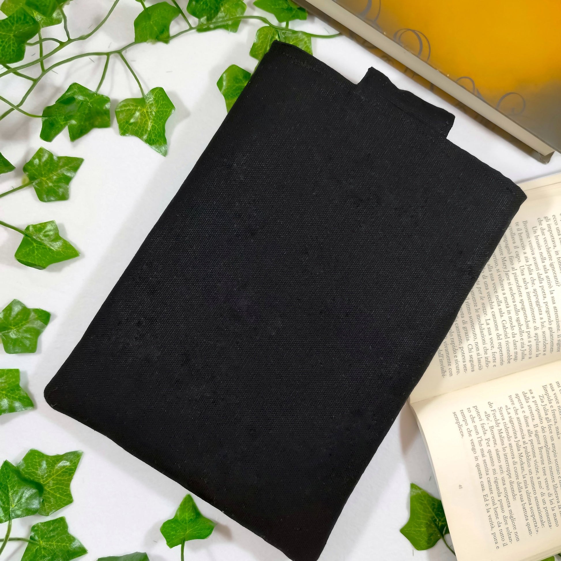 Book sleeve ricamata "Volpi e corvi" | Custodia per libri e cover Kindle