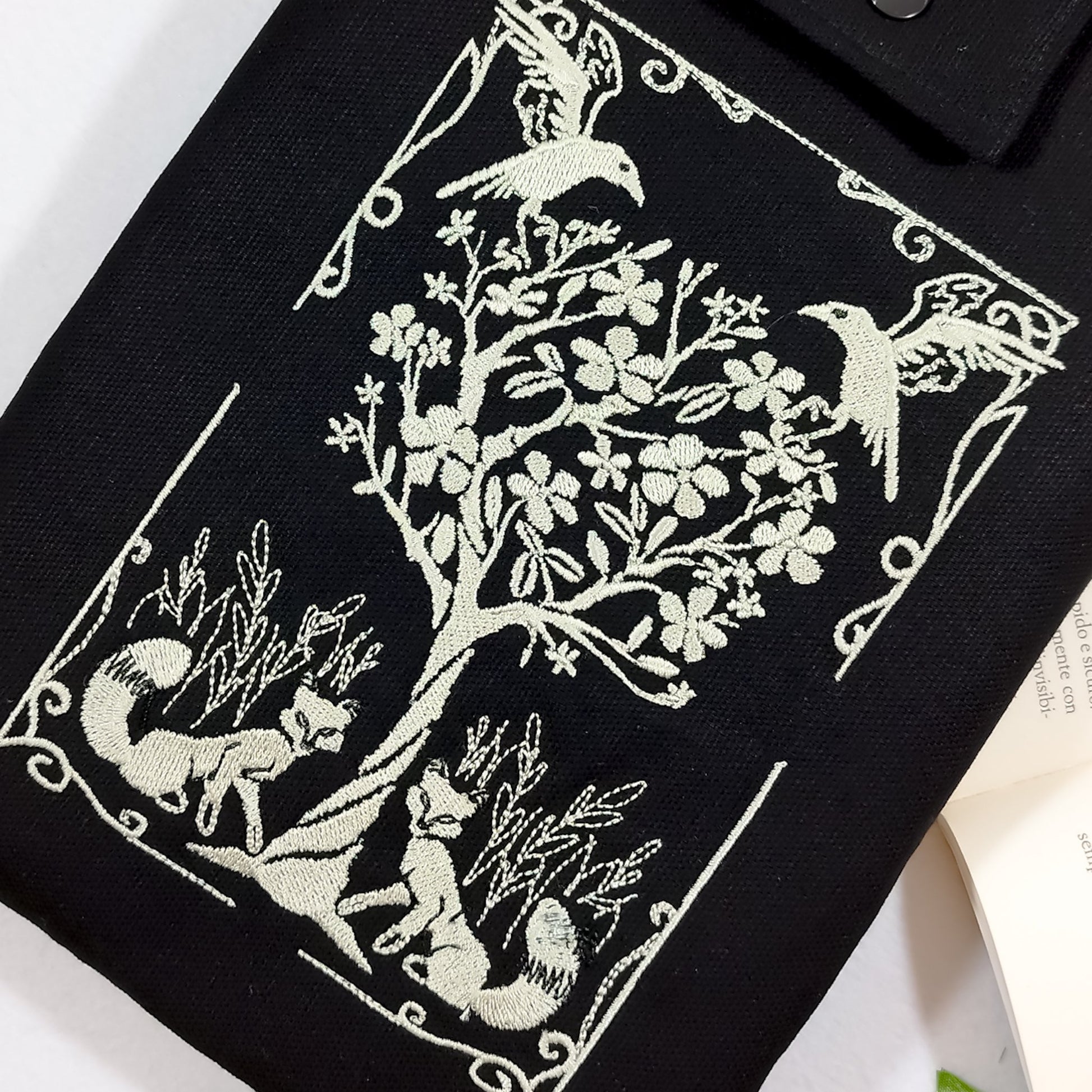 Book sleeve ricamata "Volpi e corvi" | Custodia per libri e cover Kindle