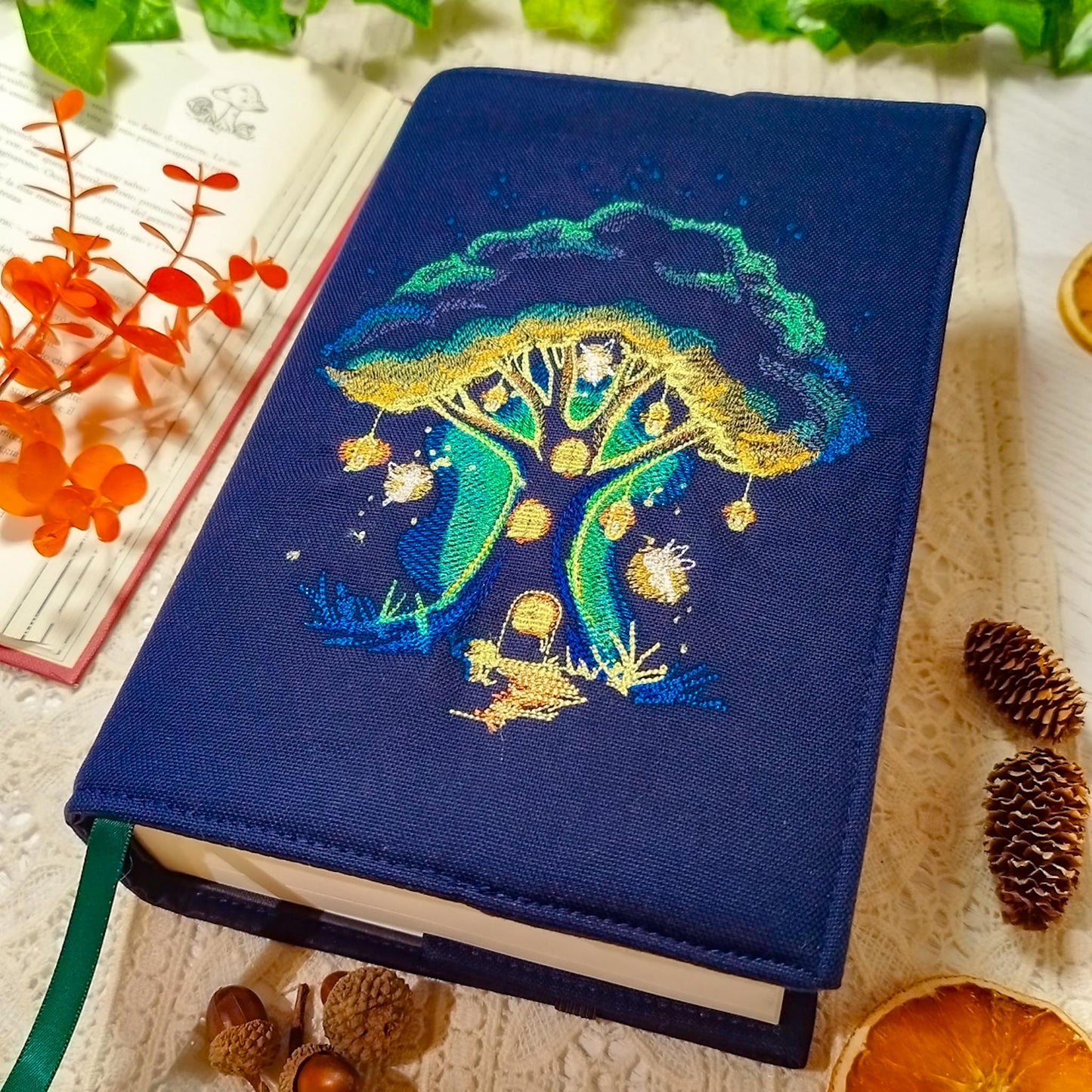 Book cover ricamata "Albero fungo" | Custodia per libri regolabile
