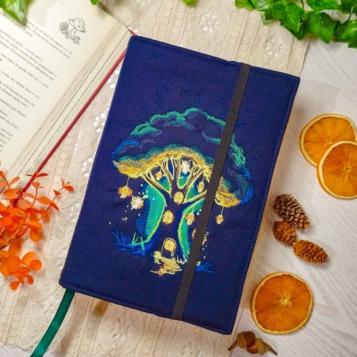 Book cover ricamata "Albero fungo" | Custodia per libri regolabile