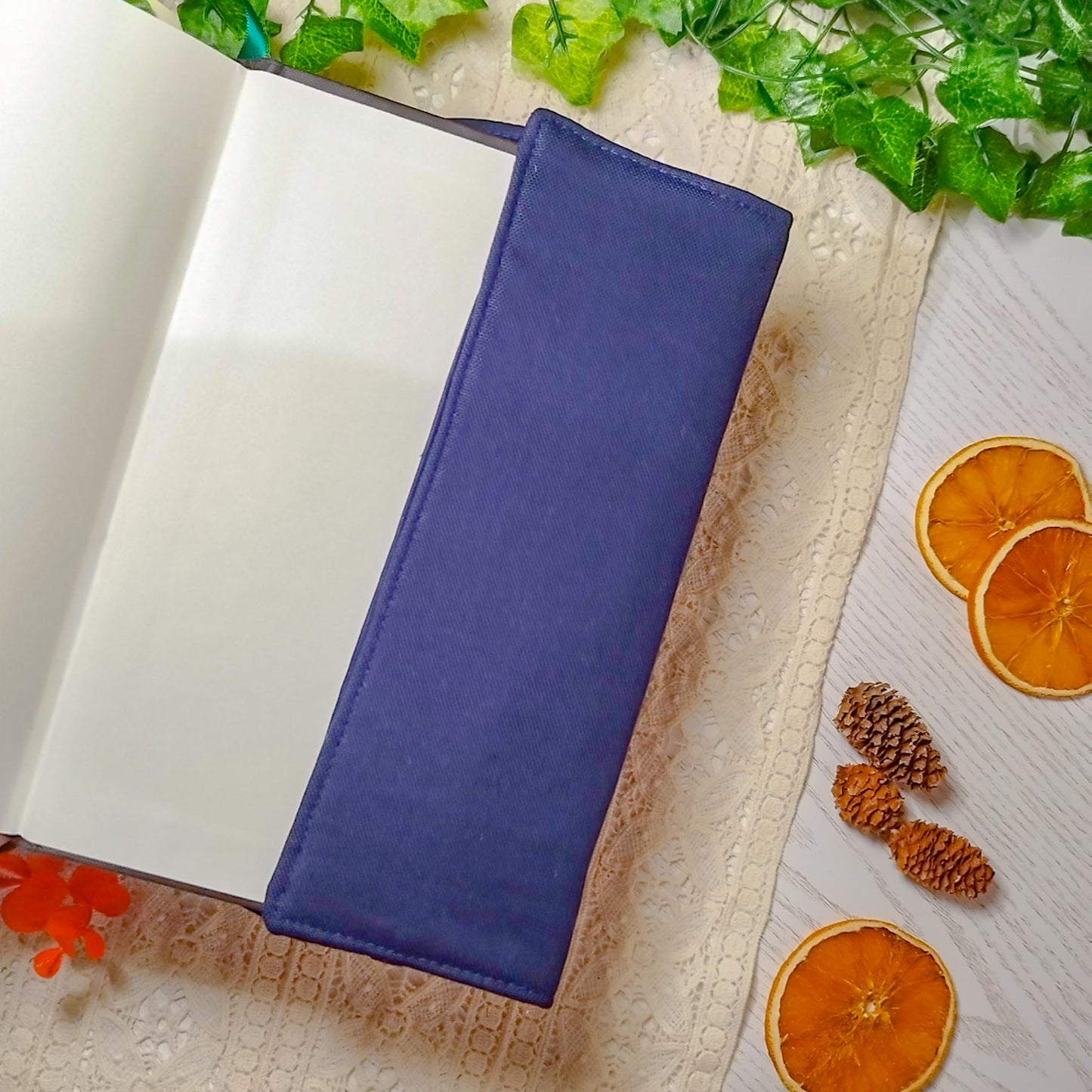 Book cover ricamata "Albero fungo" | Custodia per libri regolabile