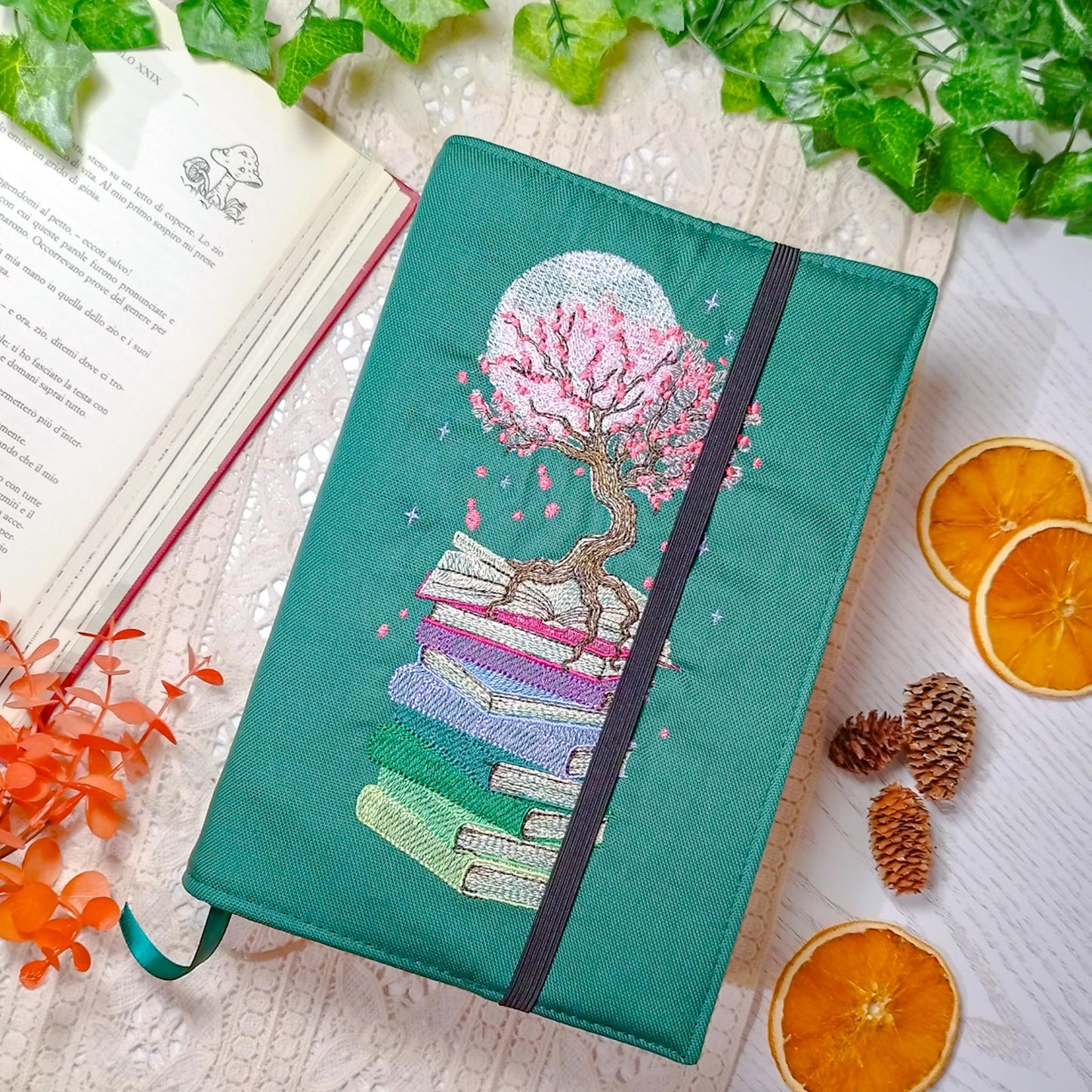 Book cover ricamata "Albero sui libri" | Custodia per libri regolabile