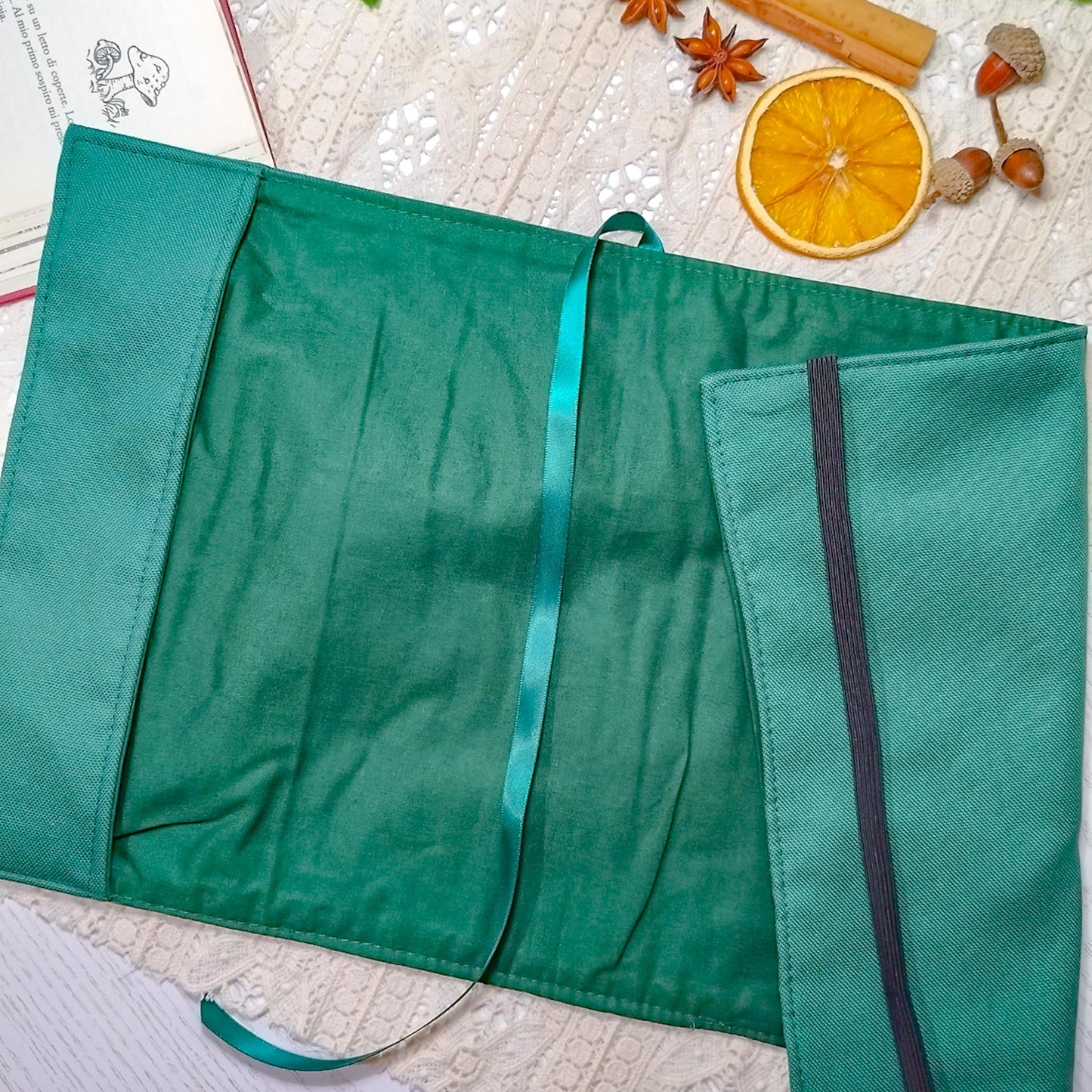 Book cover ricamata "Albero sui libri" | Custodia per libri regolabile