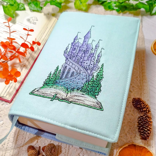 Book cover ricamata "Castello sul libro" | Custodia per libri regolabile