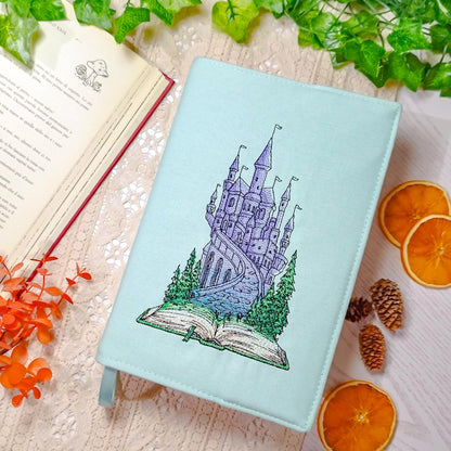 Book cover ricamata "Castello sul libro" | Custodia per libri regolabile