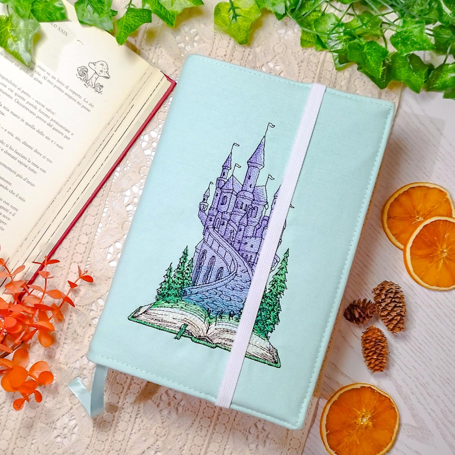 Book cover ricamata "Castello sul libro" | Custodia per libri regolabile