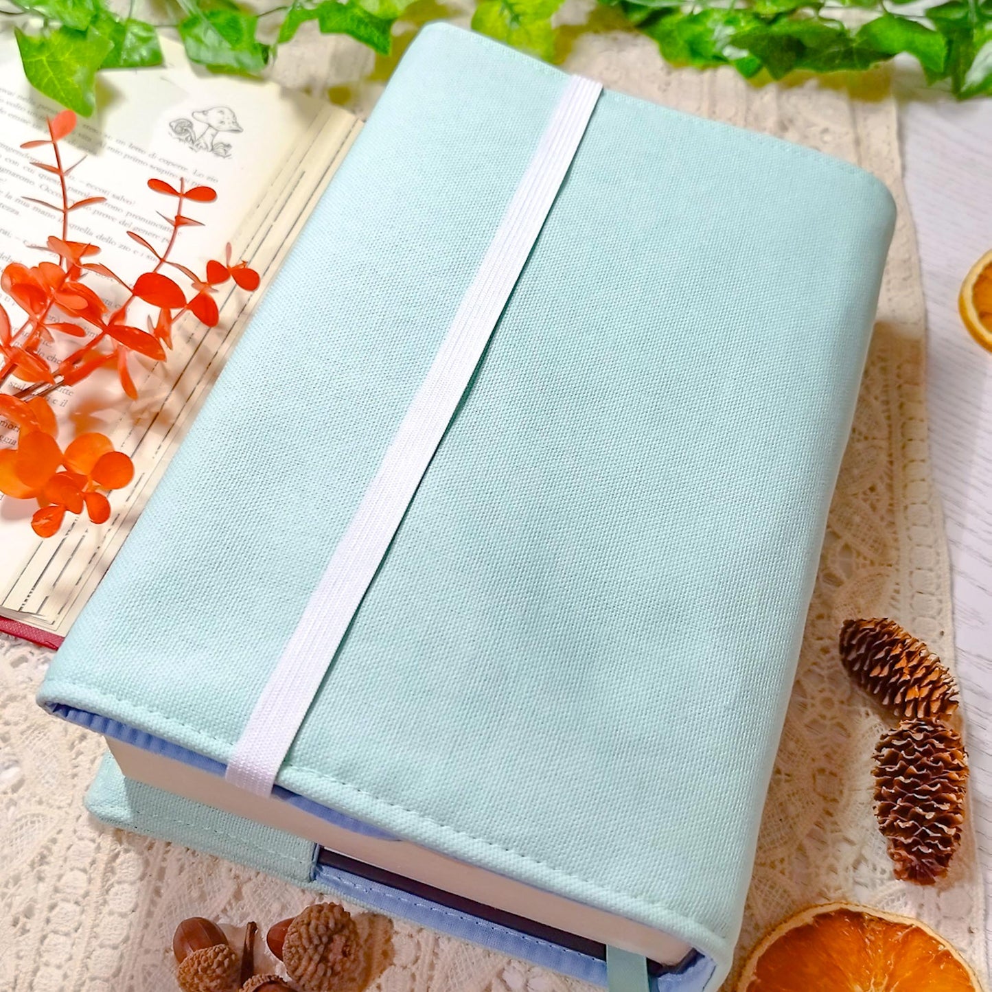 Book cover ricamata "Castello sul libro" | Custodia per libri regolabile