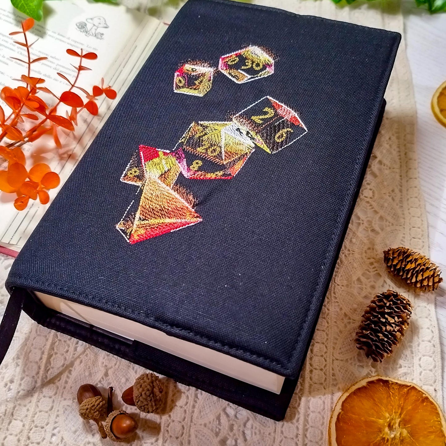 Book cover ricamata "Dadi iridescenti" | Custodia per libri regolabile