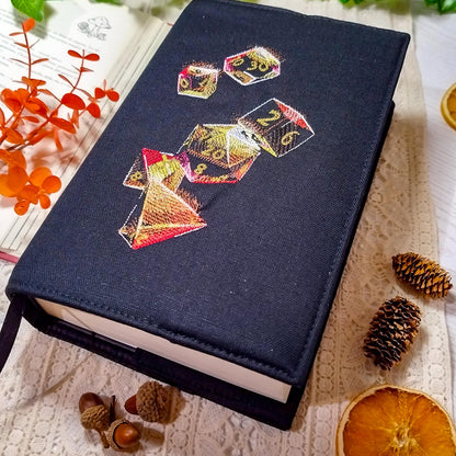 Book cover ricamata "Dadi iridescenti" | Custodia per libri regolabile